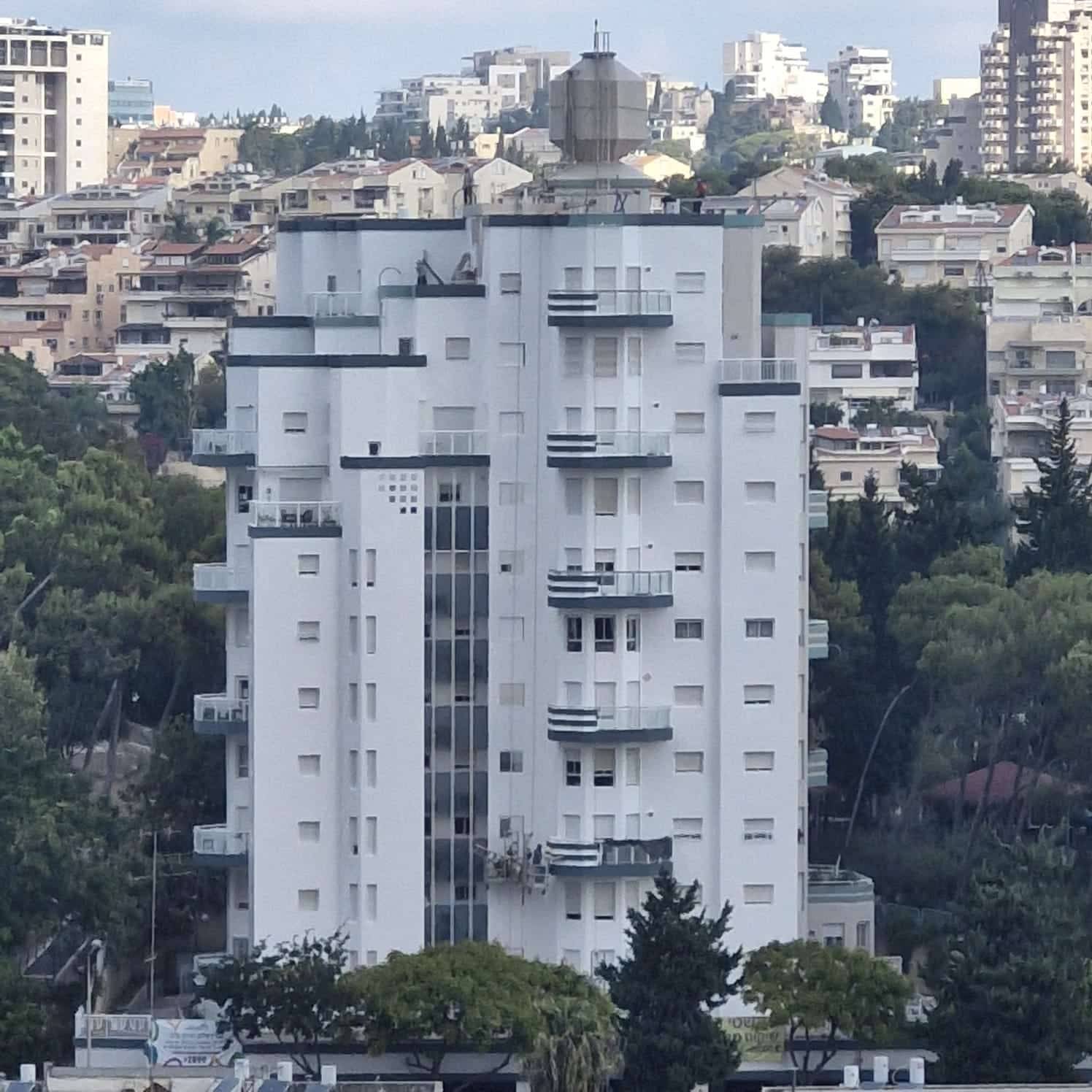 חיפוי פסיפס מתנתק בחזית בניין רב קומות — סכנה לדיירים ועוברי דרך בגין פסיפס נופל