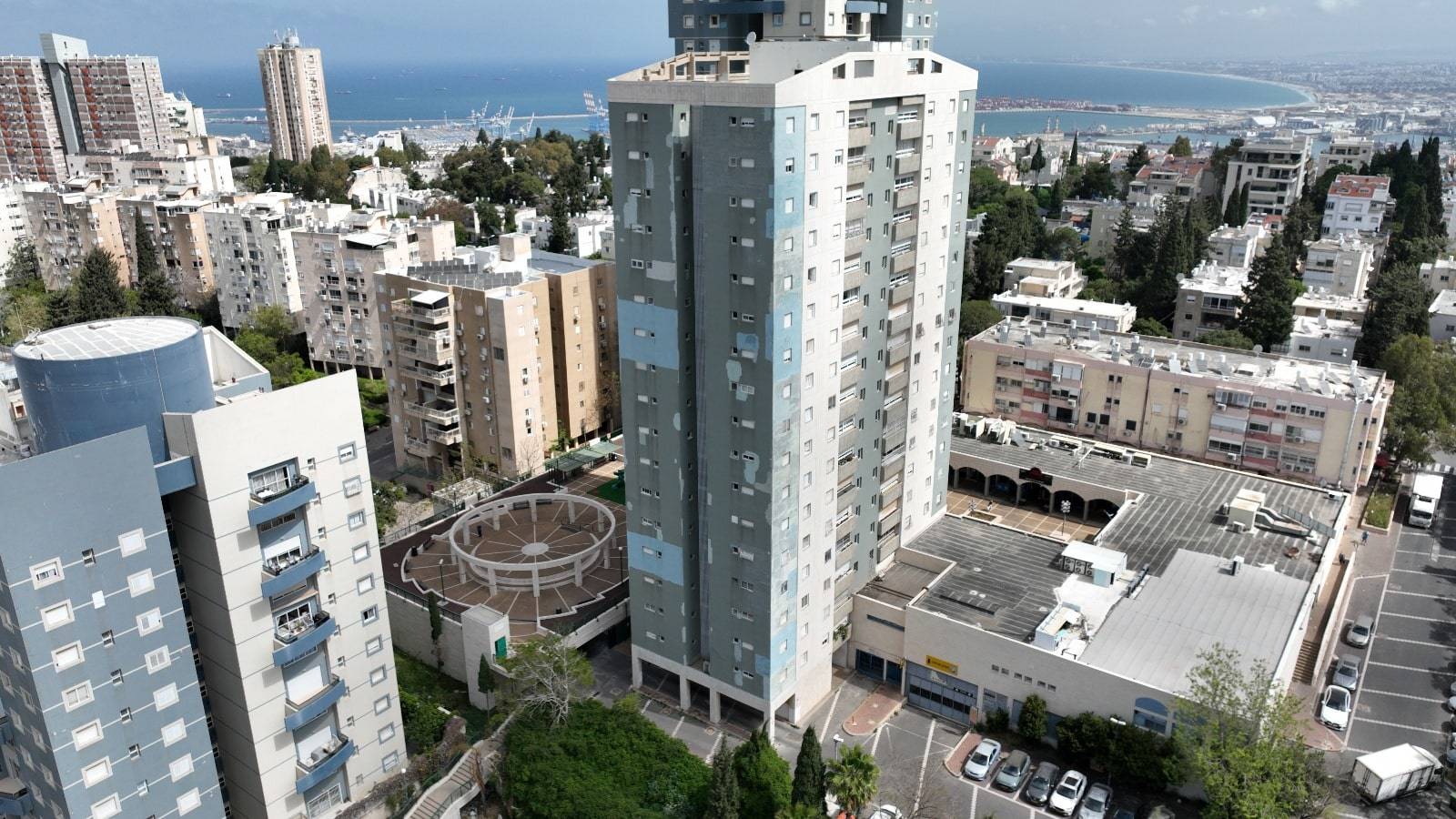פסיפס מתנתק בחזית של בניין משותף רב קומות — דוגמה לבעיית חידוש פסיפס בבניינים משותפים